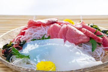 イカの刺身とマグロの刺身