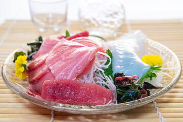 マグロの刺身とイカの刺身