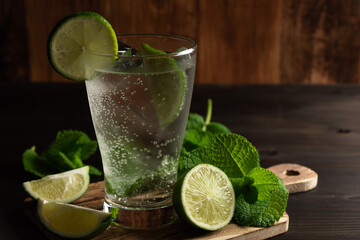 炭酸水　ライム　ハーブ