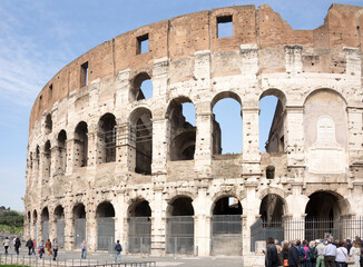 Naklejka premium Tourists visiting the Coliseum