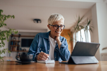 Mature woman, brainstorming online.