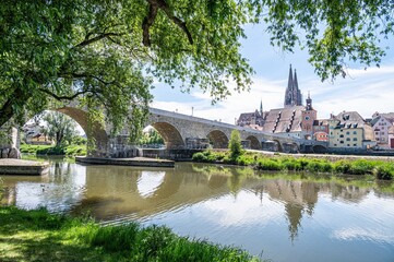 Steinerne Brücke in Regensburg, Weltkulturerbe in Bayern - obrazy, fototapety, plakaty