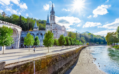 Basilique de Lourdes sur les bords du Gave de Pau, France 