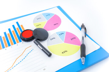 選挙の演説をする若い女性