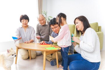 折り紙で遊ぶ子供と家族