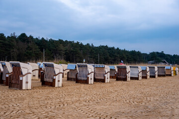 Fototapeta na wymiar Strandkörbe am Strand von Cuxhaven Sahlenburg, die auf ihre Verteilung warten