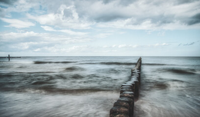 Obraz premium Buhnen im Meer