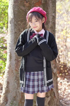 ベレー帽の学生　オーバーニーソックス