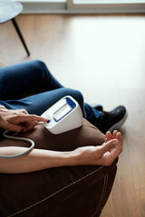 Fototapeta premium using an electronic sphygmomanometer