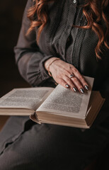 Naklejka premium the girl with the book