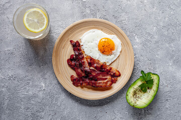 Ketogenic diet: bacon, eggs, avocado, fresh greens