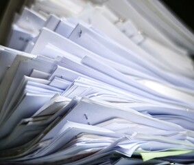 Pile de dossiers représentant la lourdeur administrative