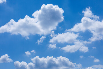 Obraz na płótnie Canvas Grau-Weiße Wolken am blauen Himmel
