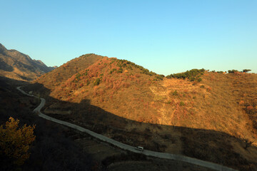 The mountain road is in late autumn