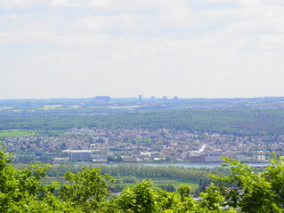 Blick von Wiesbaden der Landeshauptstadt von Hessen nach Mainz der Landeshauptstadt von Rheinland-Pfalz über den Rhein mit Budenheim und Lerchenberg