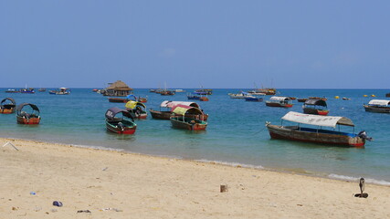 Kleine Boote an einem Strand auf Sansibar