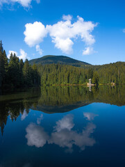 Fototapeta na wymiar Lake Synevir in the Carpathian Mountains in Ukraine.