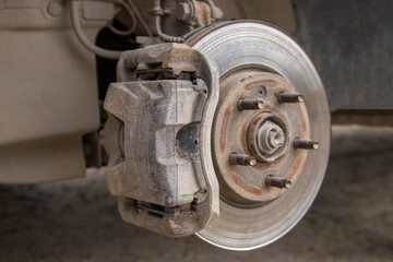 Caliper and brake disc of the front wheel of the car.
