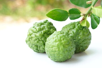 Thai herbal bergamot fruit is a herbal treatment to relieve various symptom, used to shampoo, nourish hair, eliminate dandruff, cure itchy head