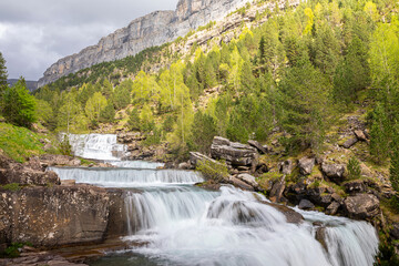 Fototapeta na wymiar Les cascades de Soaso dans la Vallée d'Ordesa , Espagne