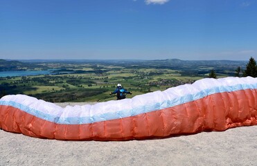 Gleitschirmfliegen, Vorbereirungen, Start und Flug im Allgäu auf der Buchenbergalm