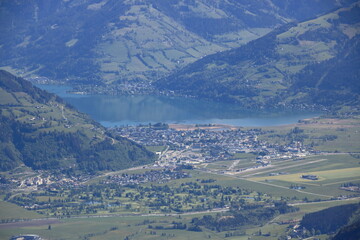 Fototapeta na wymiar Blick auf den Zeller See im Salzburger Land in Österreich