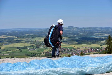 Gleitschirmfliegen, Vorbereirungen, Start und Flug im Allgäu auf der Buchenbergalm