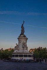 Fototapeta premium profile view of the Monument à la République 