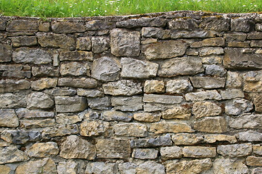 Trockensteinmauer an einem Abhang