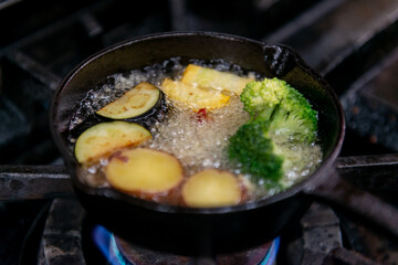 小鍋で野菜を素揚げする　