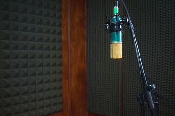 estudio de grabación de audio micrófono profesional dorado 