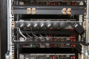 Connecting audio amplifiers via acoustic terminals.