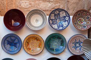 Fototapeta na wymiar street shop in the center selling ceramic painted local plates on the market in the old town in Mororcco