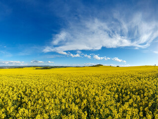 Obraz premium scenic panorama view of natural landscape under a cloudy sky