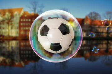 Fußball fliegt in einer Seifenblase