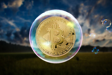 Goldene Bitcoin Kryptowährung  Münze fliegt in einer Seifenblase