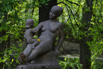 Fototapeta na wymiar Statue of mother and baby