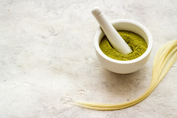 Henna powder with curl hair for natural color dyeing