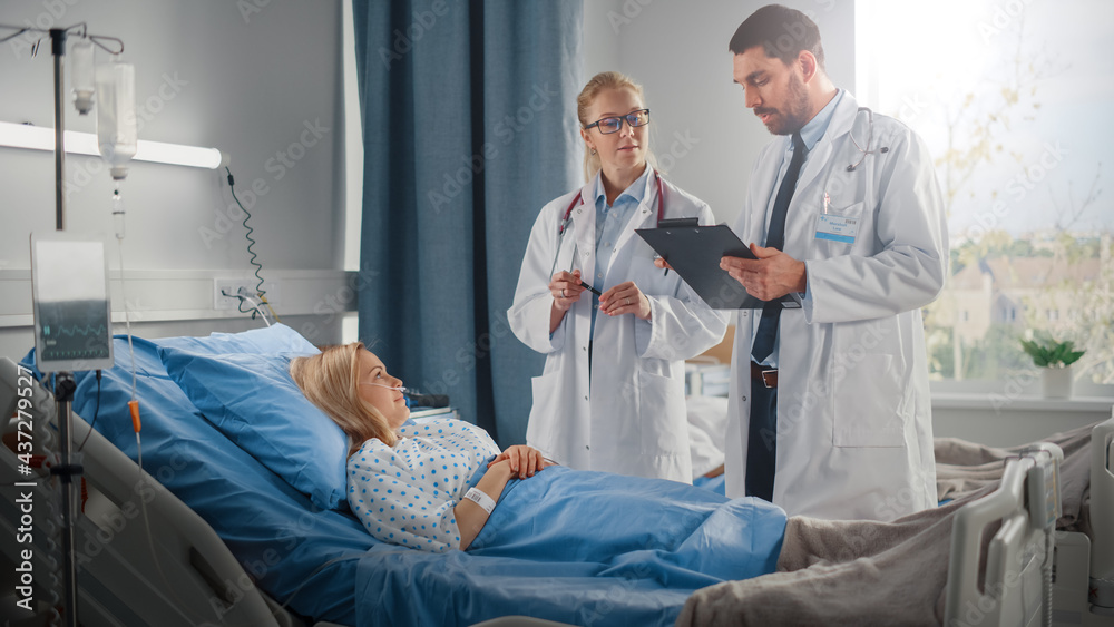 Poster Hospital Ward: Male and Feamle Professional Caucasian Doctors Talk with a Patient, Give Health Care Advice, Recommend Treatment Plan. Modern Clinic with Advanced Equipment and Best Medicare Service