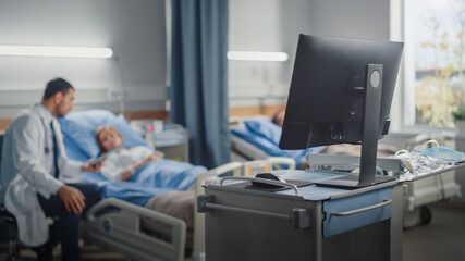 Obraz premium Hospital Ward: Modern Advanced High-Tech Medical Computer. In the Background Modern Equipment Clinic Surgeon Using Tablet Computer Consulting Patient Recovering After Successful Surgery in Bed