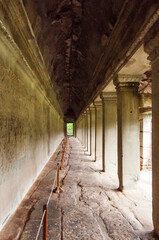 Kambodscha. Teil der Tempelanlage von Angkor Wat.  Blick durch einen Säulengang