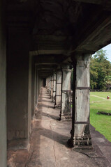 Kambodscha. Teil der Tempelanlage von Angkor Wat. Blick durch einen S&auml;ulengang.