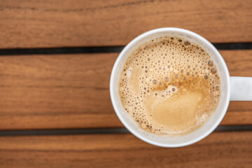 Kaffee mit Kokosmilch, auf Holz Gartentisch