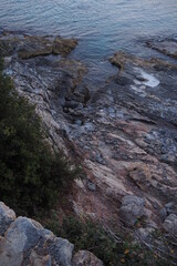 Kamienisty brzeg morza na Krecie wieczorem, Grecja