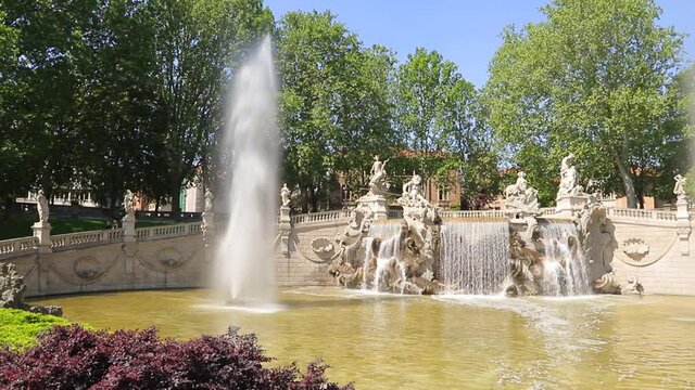 Fontana con staue a Torino, Italia, Fountain with satues in Turin, Italy 
