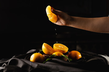 Naranjas cortadas a la mitad preparadas y listas para comer escurriendo jugo