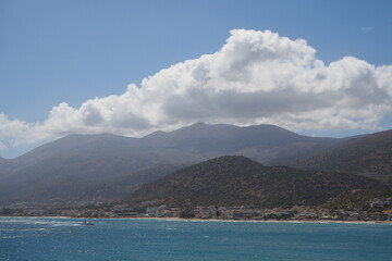 Góry przy morzu na Krecie w słoneczny dzień z obłokami, Grecja  © vofchok