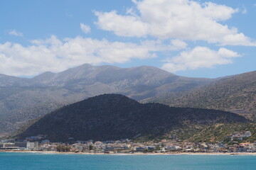 Góry przy morzu na Krecie w słoneczny dzień z obłokami, Grecja  © vofchok