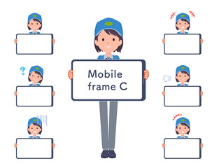 スマートフォンの画面と配送員女性のセット