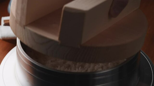 羽釜でご飯を炊く（スローモーション）